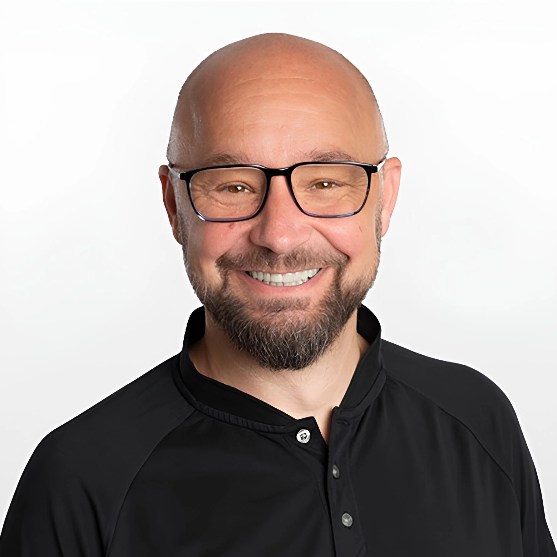 eine person mi schwarzem shirt und brille