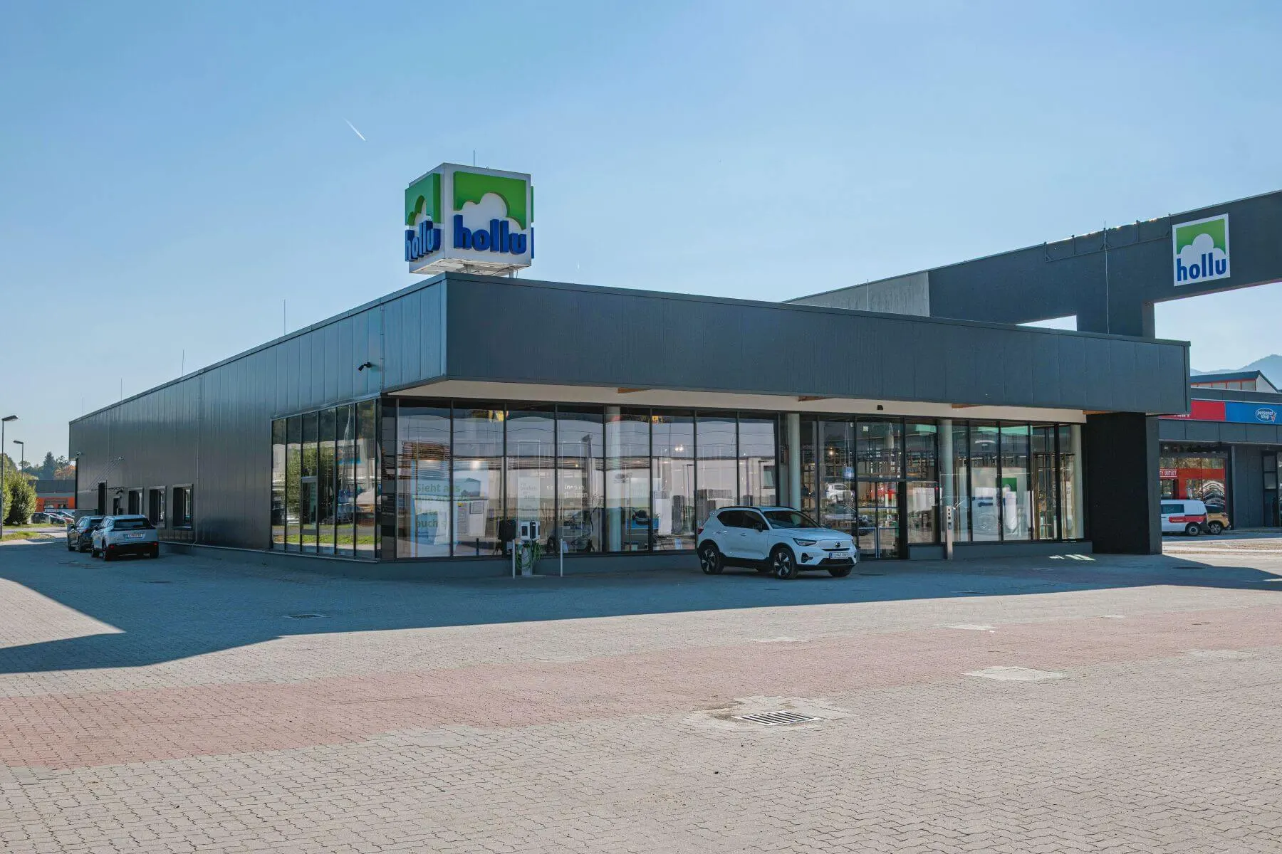 Ein Gebäude mit Glasfront