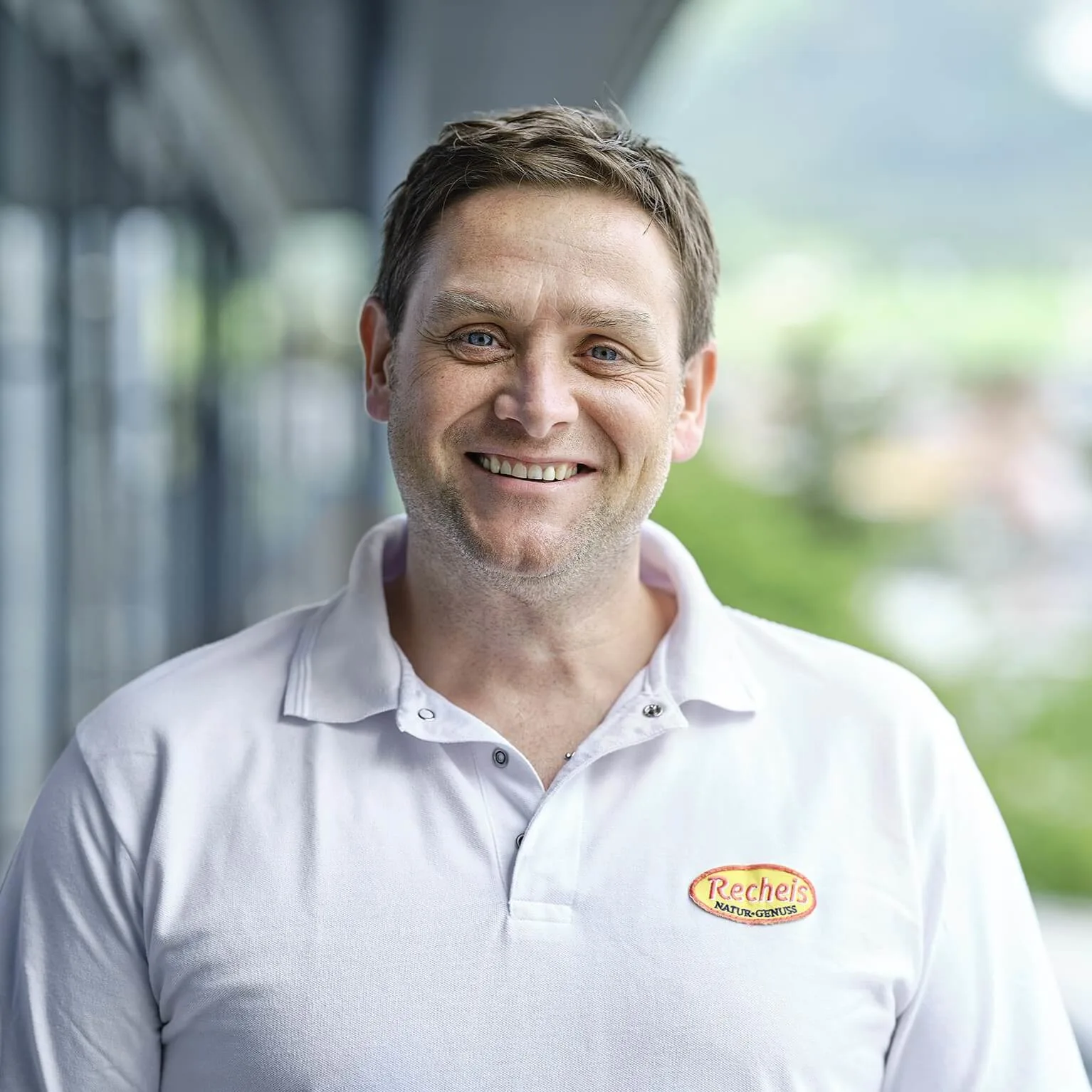 Eine Person mit weißen Shirt