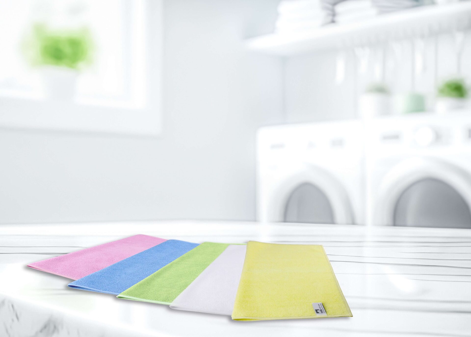 Titelbild Farbsystem Mikrofasertücher in gelb, weiss, grün, blau, rosa aufgefächert ausgelegt