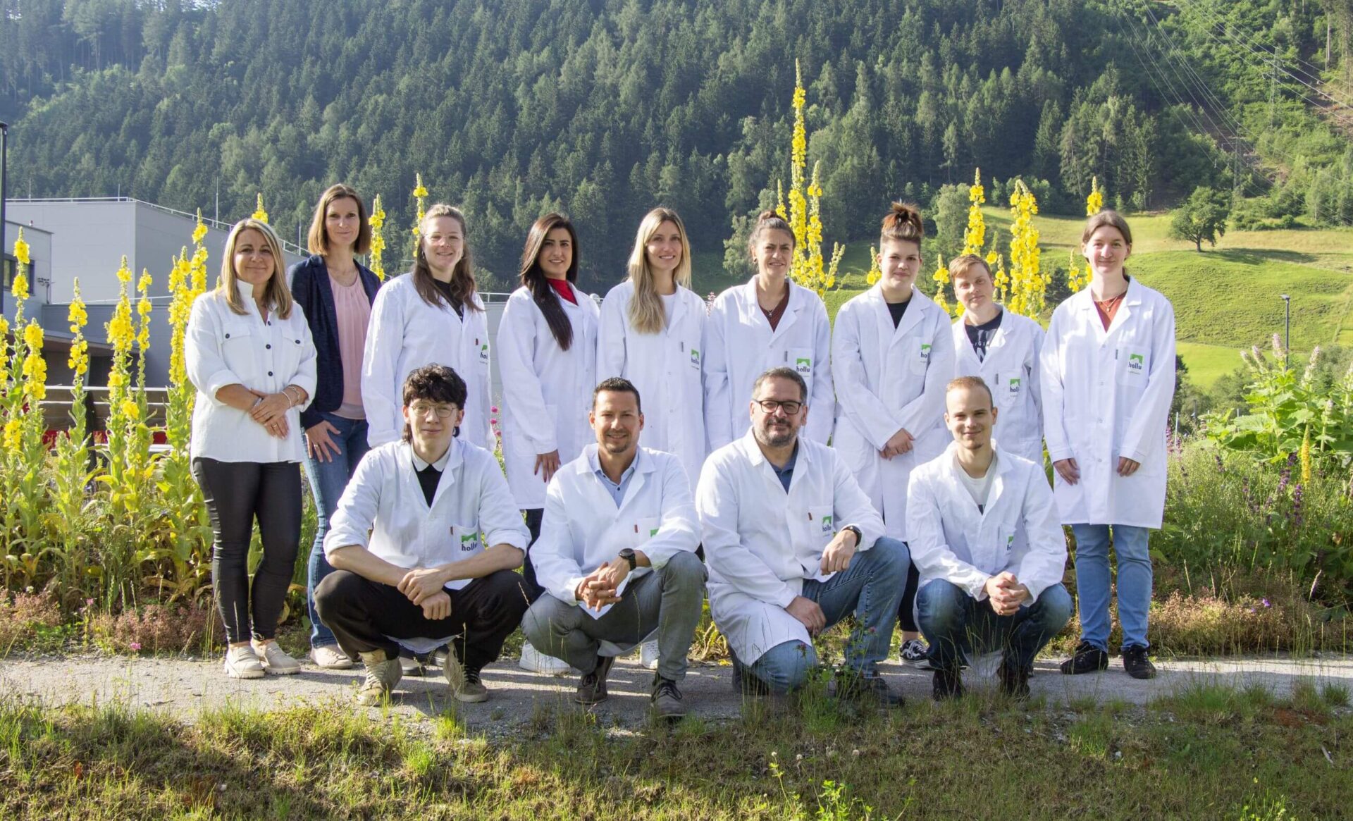 Forscher vor grünem Hintergrund