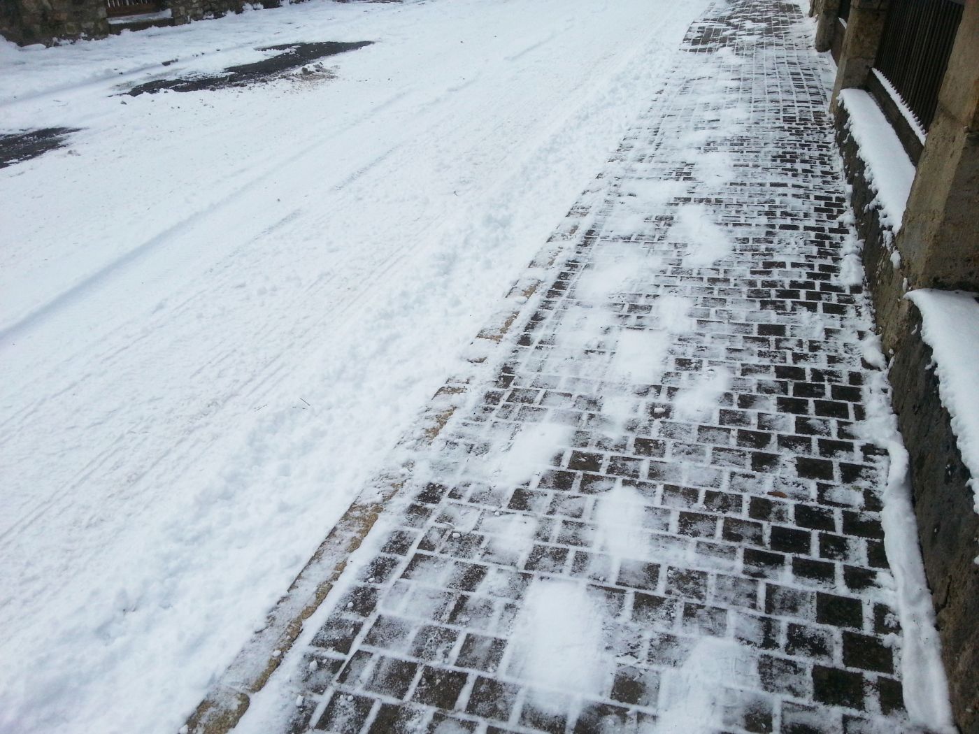 Schneebedeckter Gehsteig