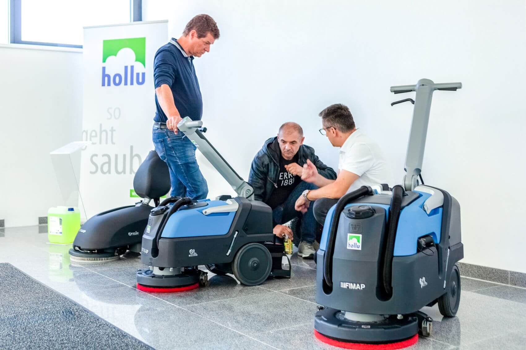 Drei Männer bei der Einkaufsberatung für Reinigungsmaschinen