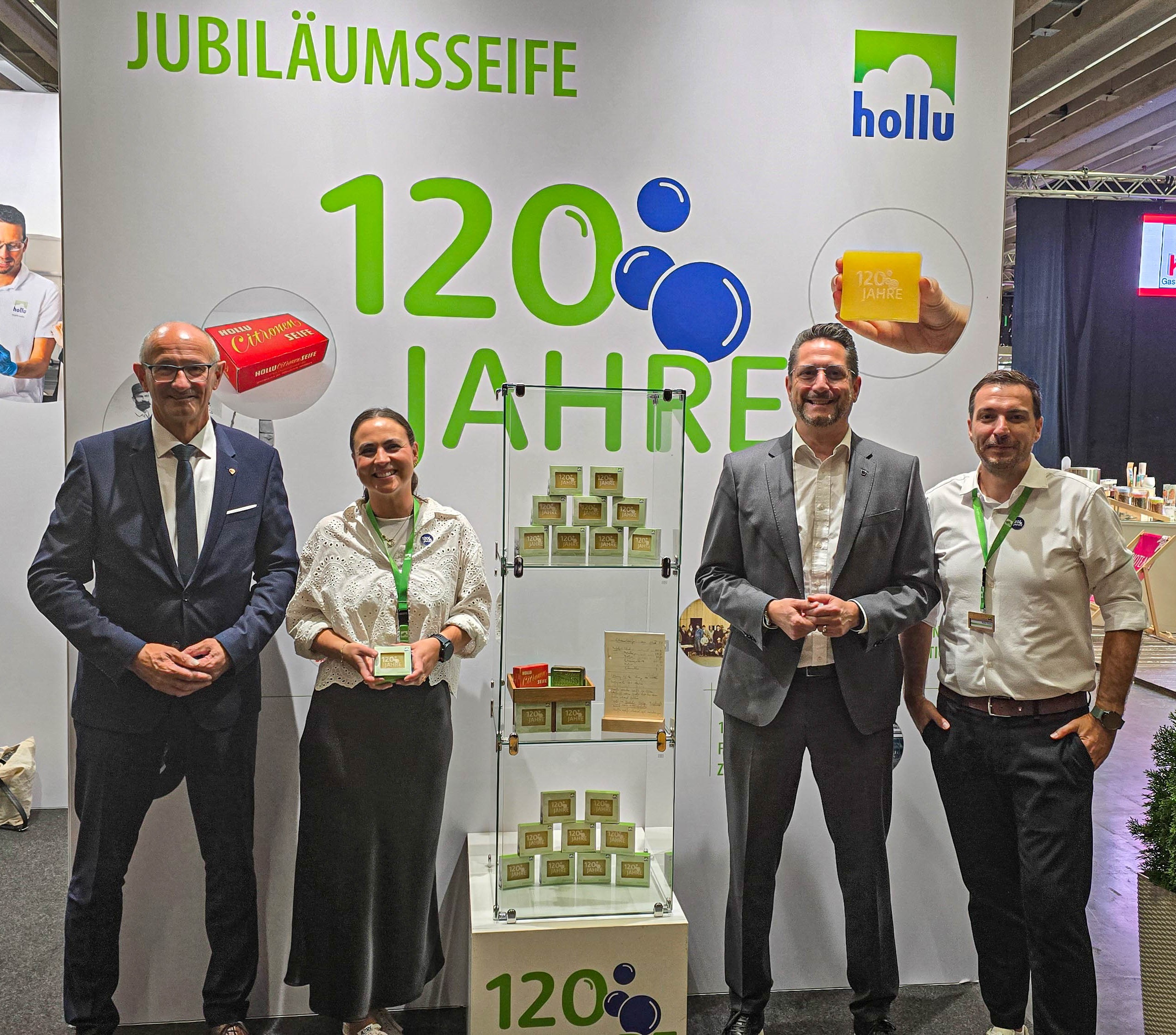 Eine Gruppe Personen am hollu Messestand auf der FAFGA.