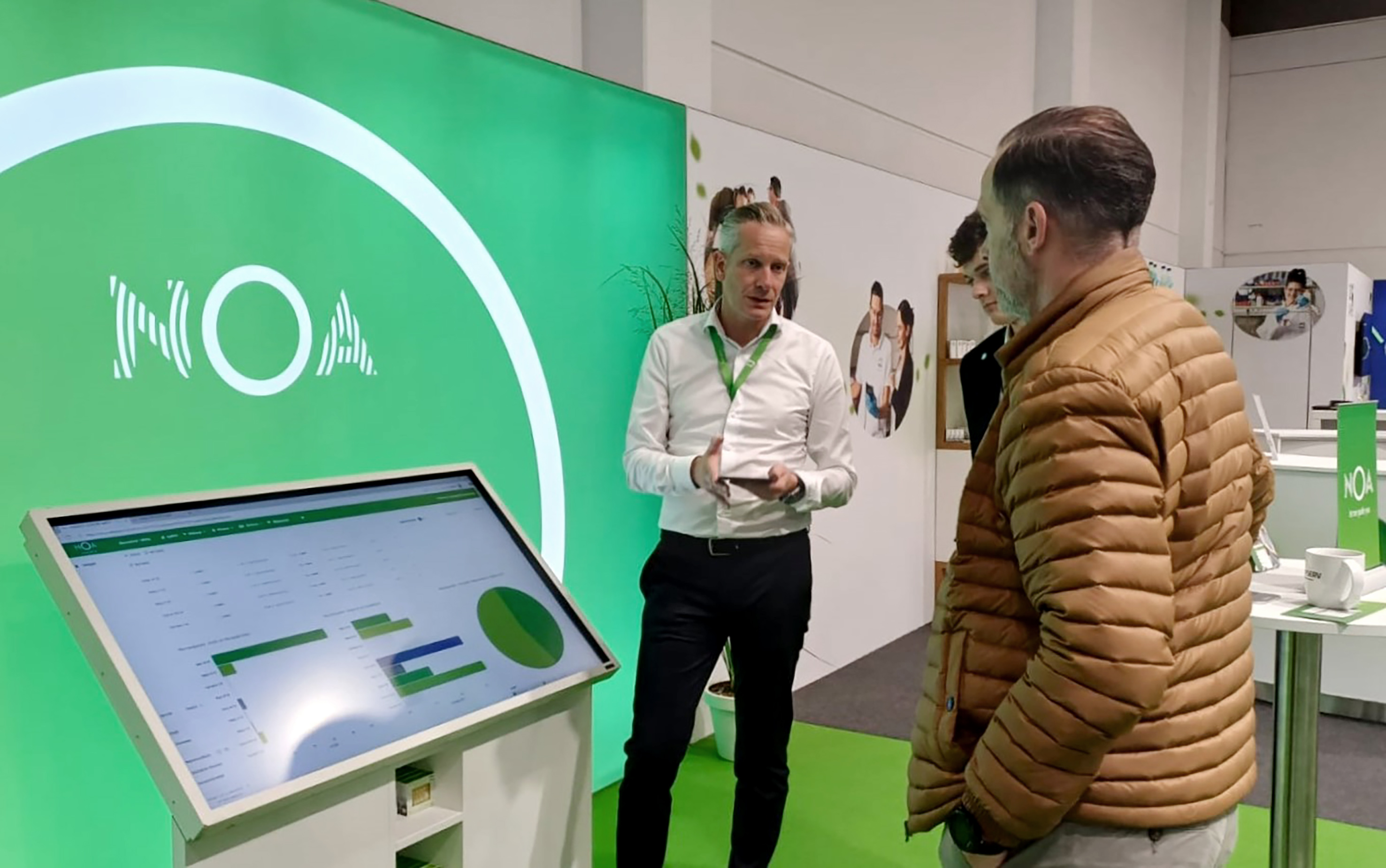 Personen am Messestand im Gespräch
