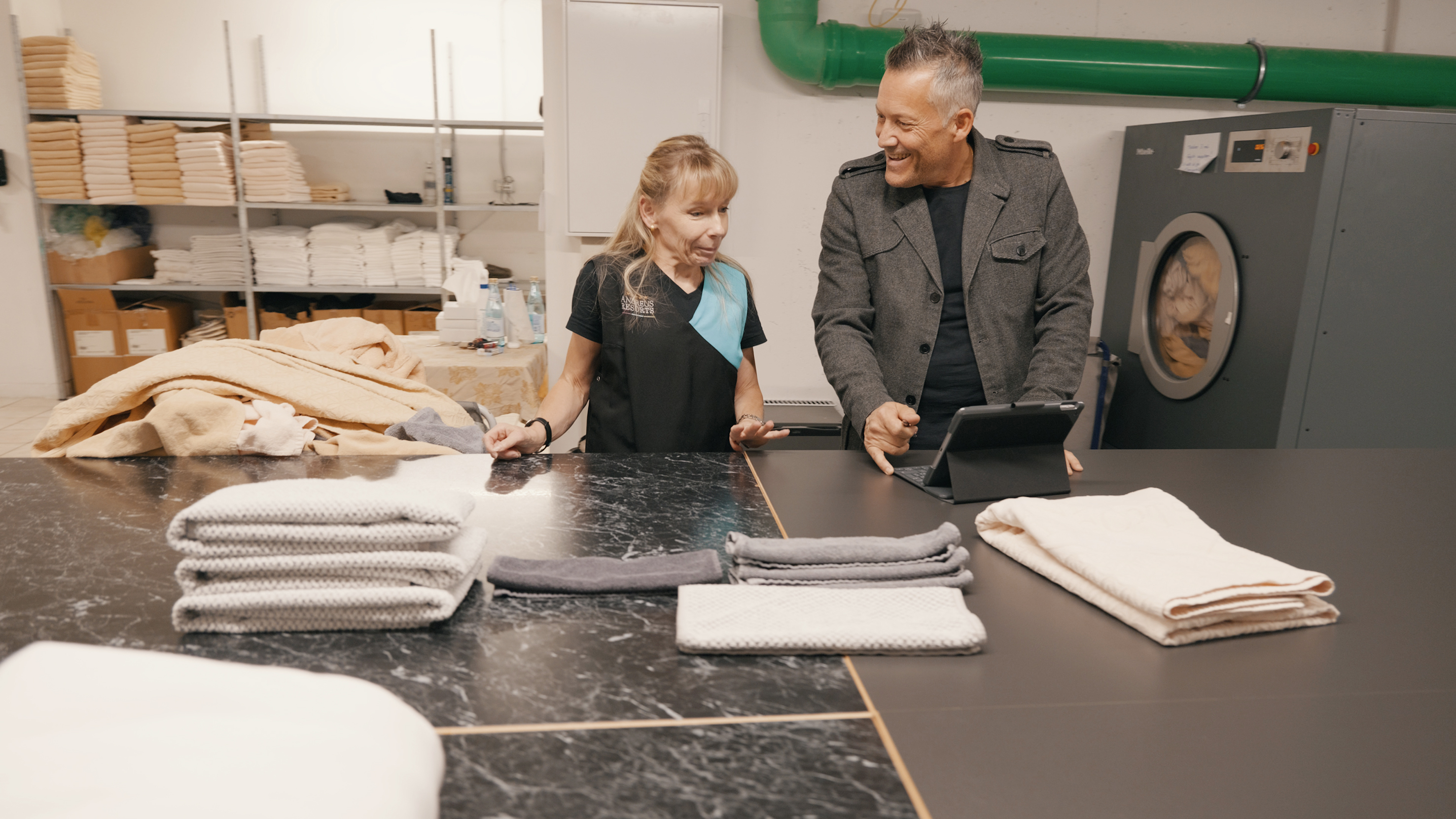 Zwei Personen unterhalten sich in der Waschküche.