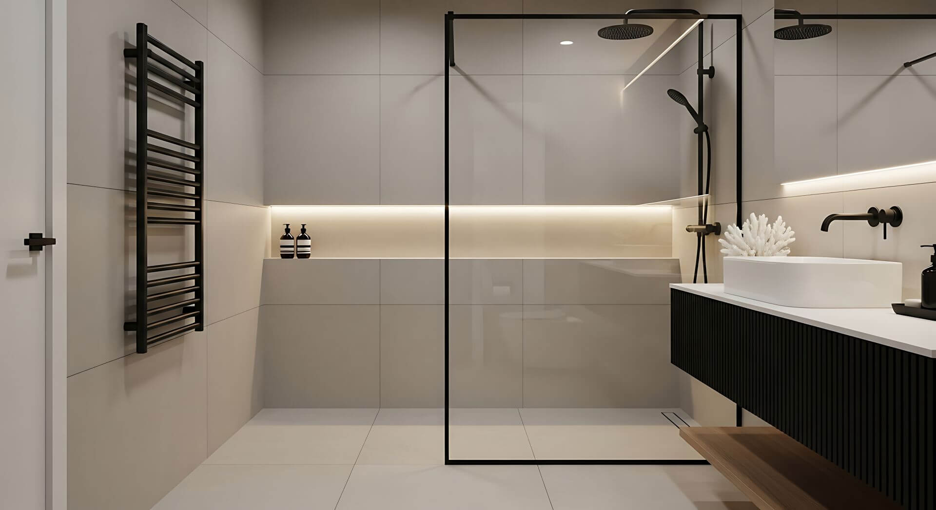 Ein Badezimmer mit weißen Fliesen und schwarzen Armaturen