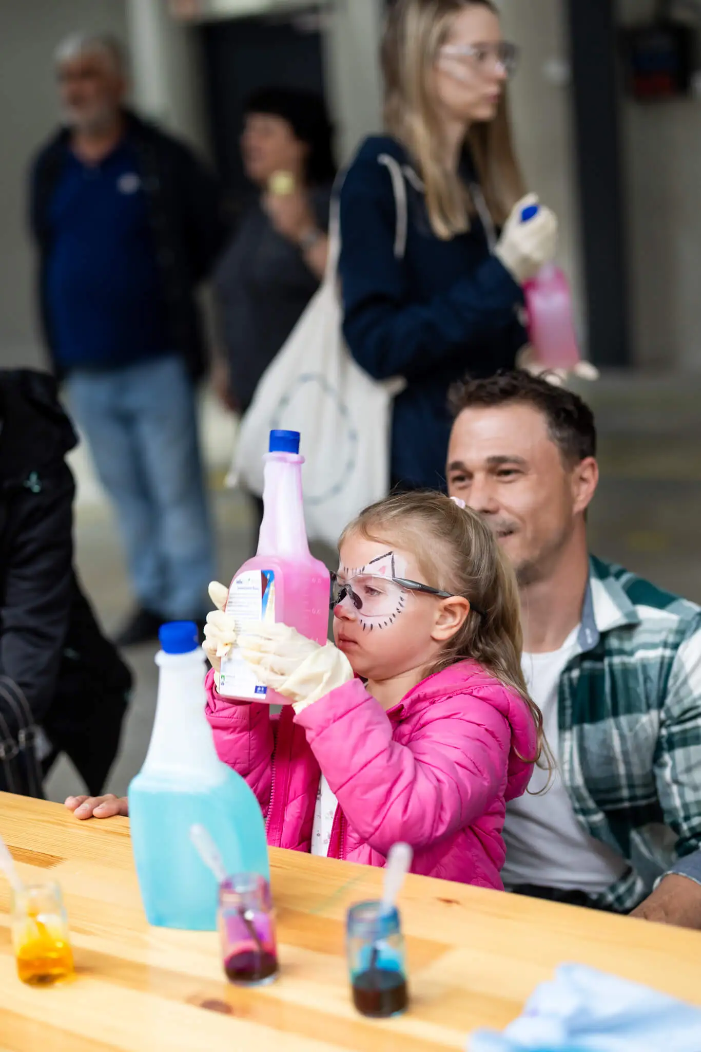 2 Personen mit einem Reinigungsmittel