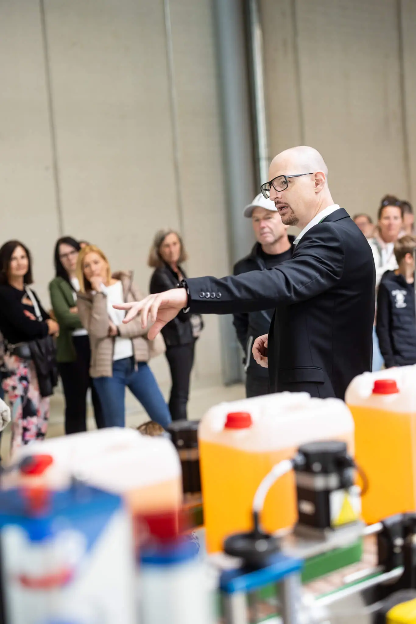 Eine Gruppe hört einer Person zu, die etwas erklärt