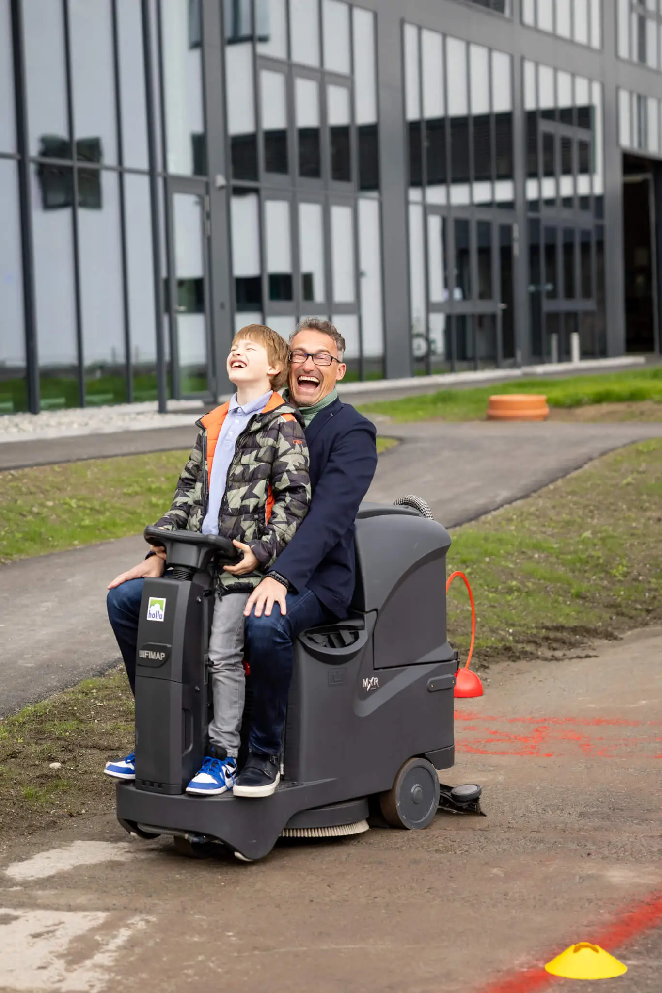 2 Personen auf einer Reinigungsmaschine