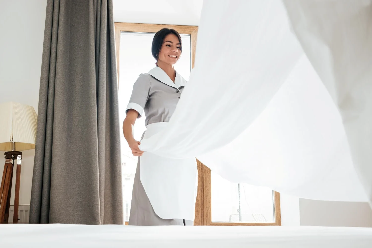 eine person vor einem bett