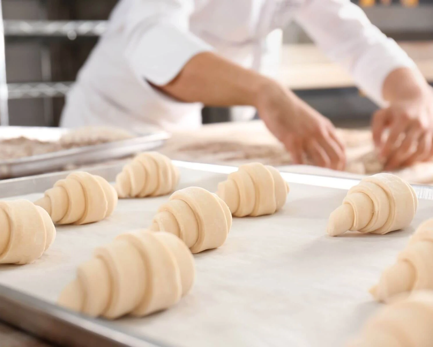 Backwaren auf einem Blech in einer Bäckerei