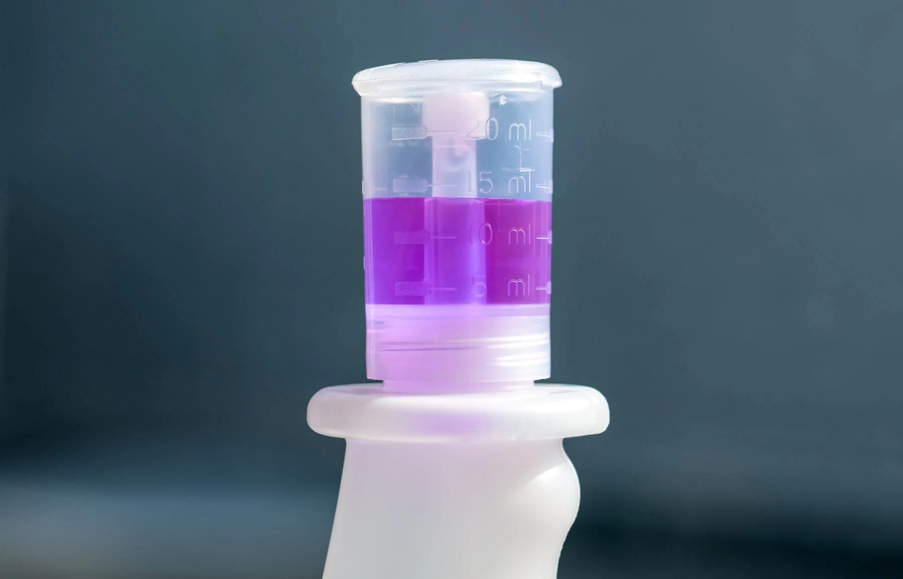 Ein Dosierkopf mit lila Flüssigkeit