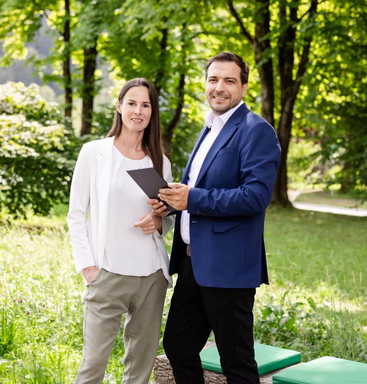 2 Personen in einem Garten mit Tablet