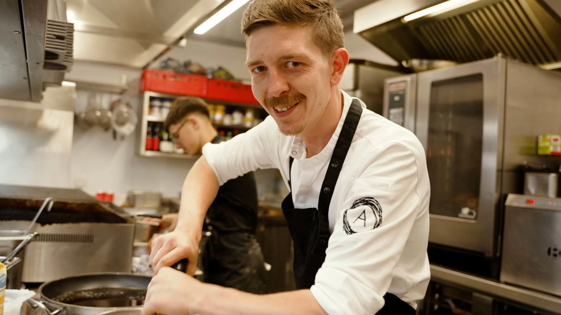 2 Personen in einer Küche