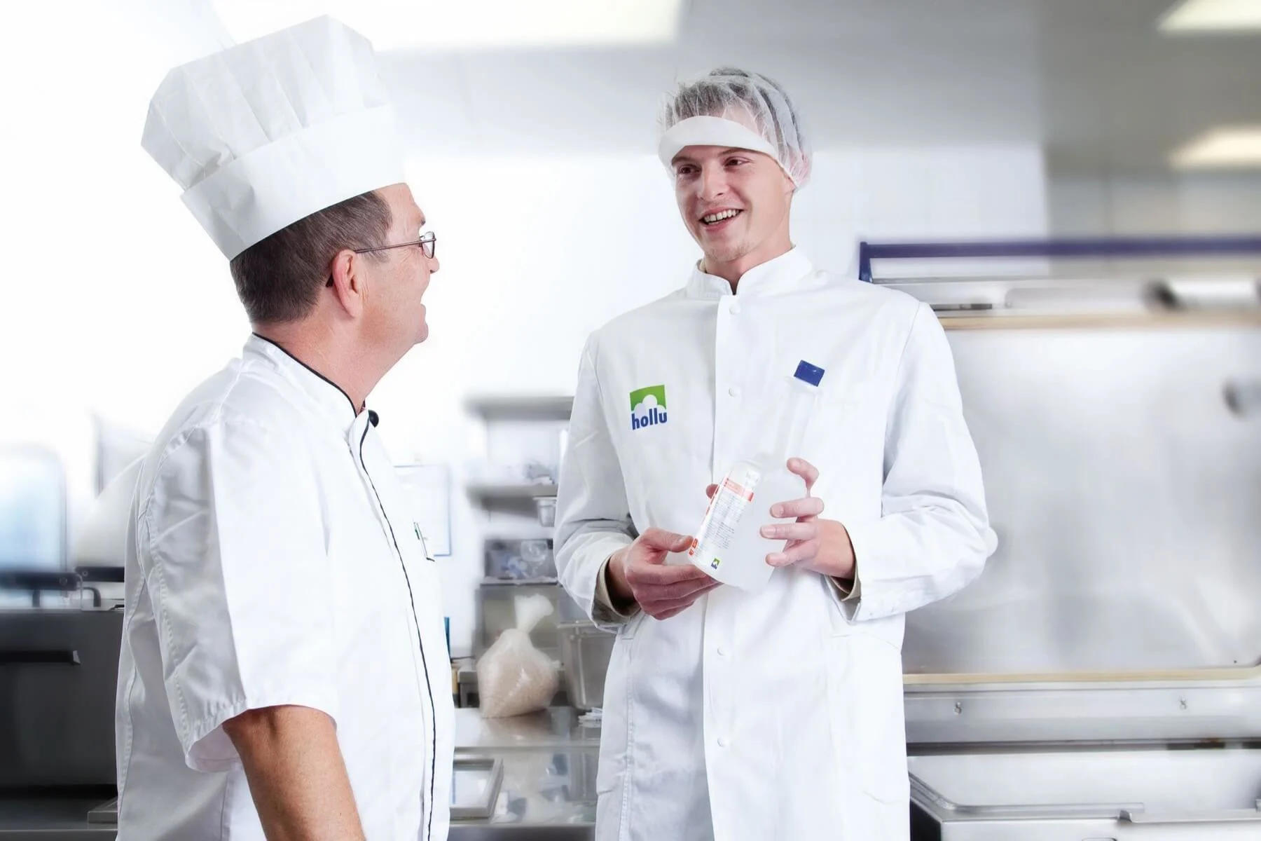 2 personen in weißer kleidung. eine person hat eine flasche in der hand