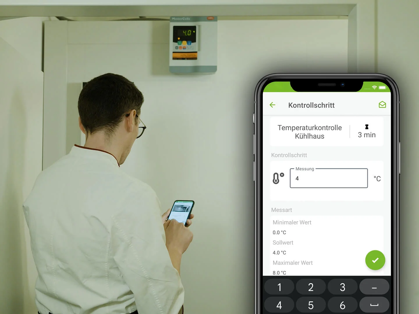 eine person schaut auf ein smartphone. daneben der bildschirm eines smartphones