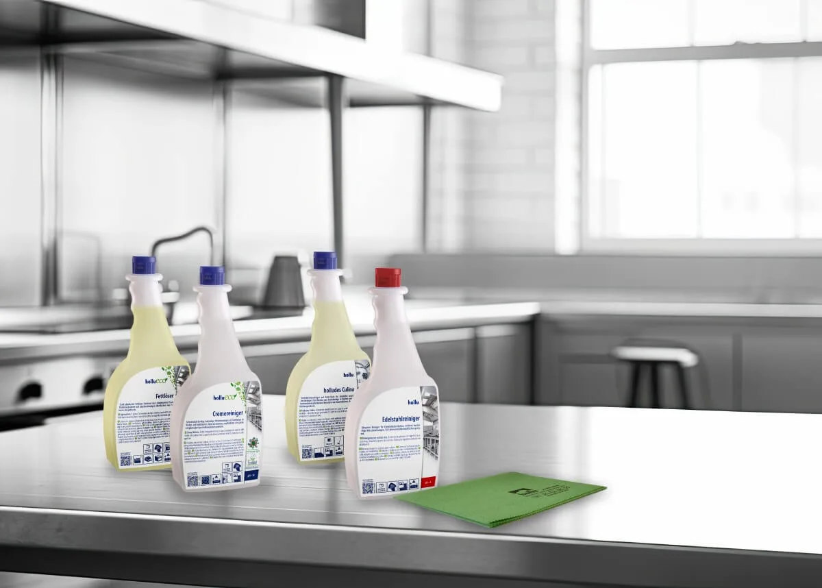 mehrere flaschen auf einer edelstahloberfläche in einer küche