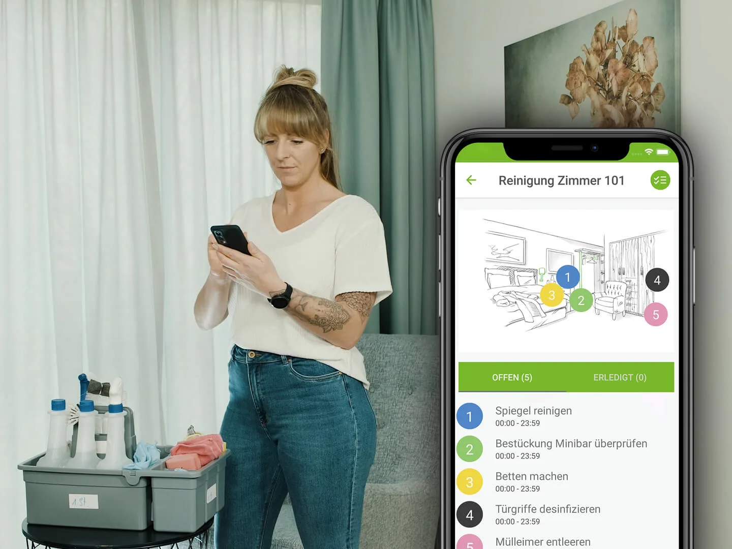 eine person sieht auf ein smartphone, daneben ein smartphone screen