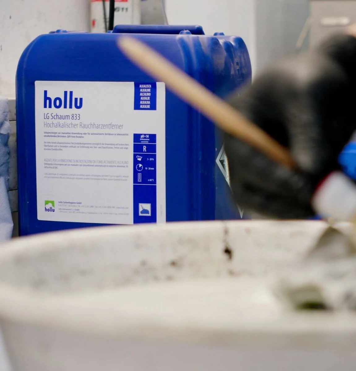ein blauer kanister mit der aufschrift 
