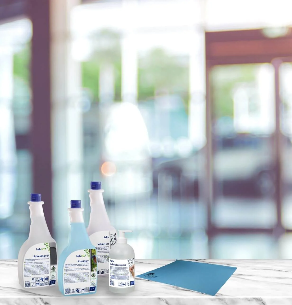 mehrere flaschen und ein tuch auf einer Oberfläche