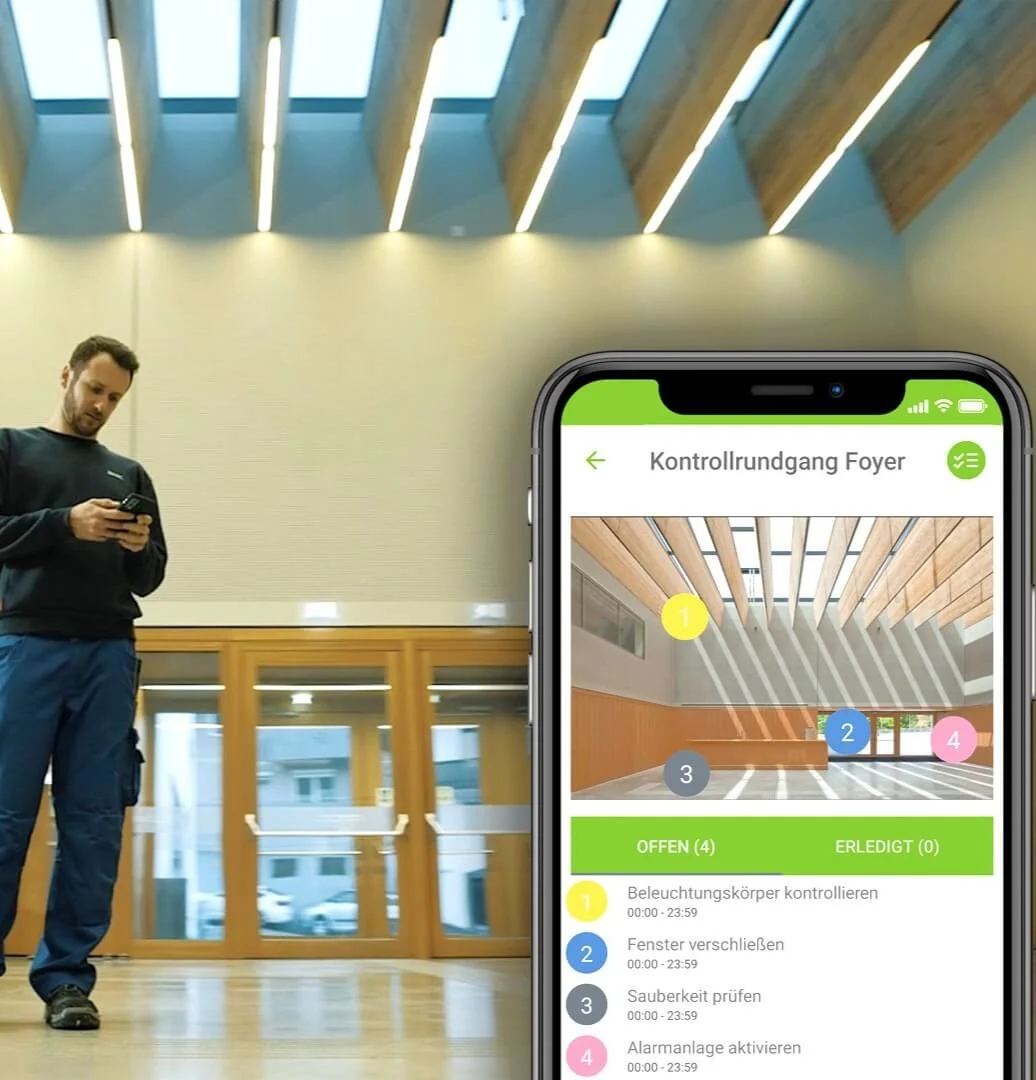 eine person mit einem smartphone. daneben ein großer smartphone screen