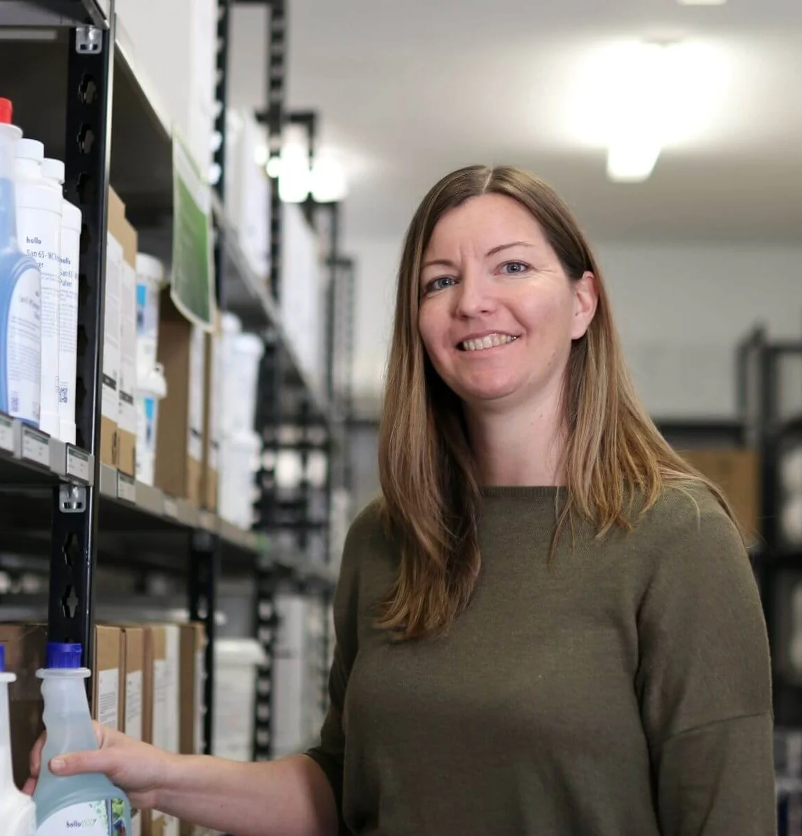 eine person neben einem regal