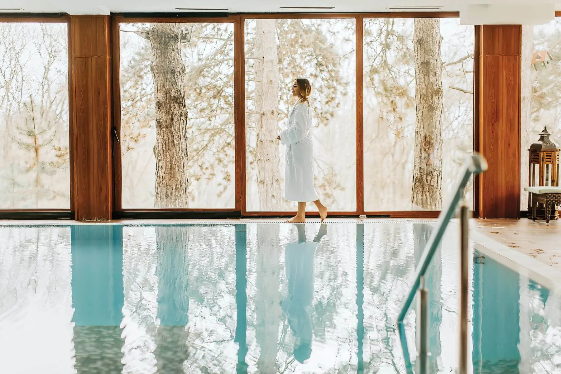 eine person in einem wellnessbereich