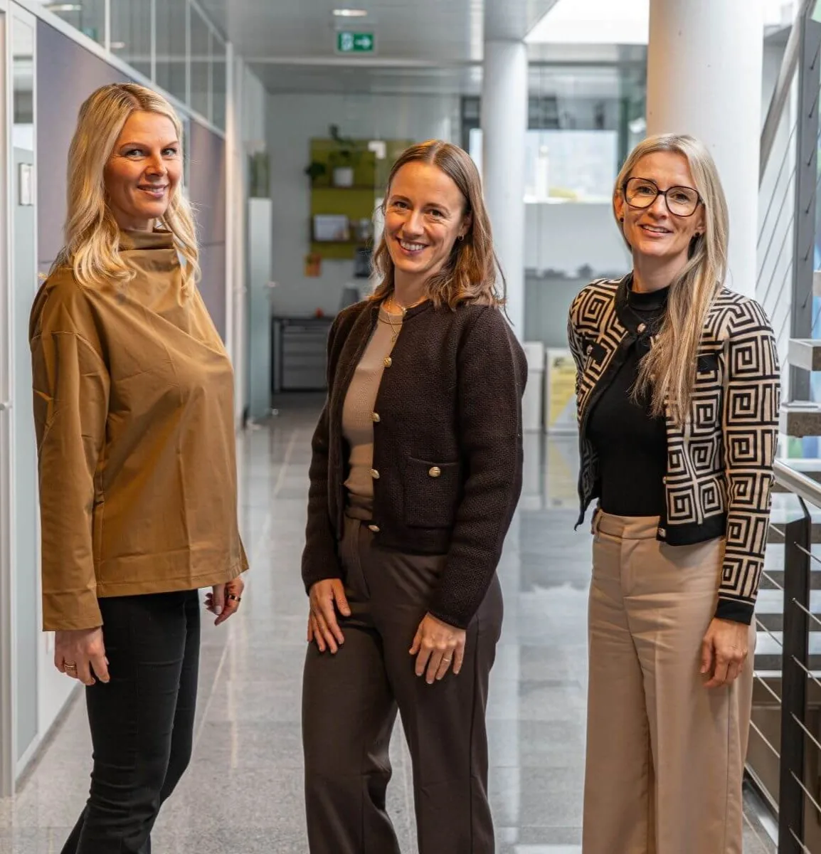 3 personen in einem gang