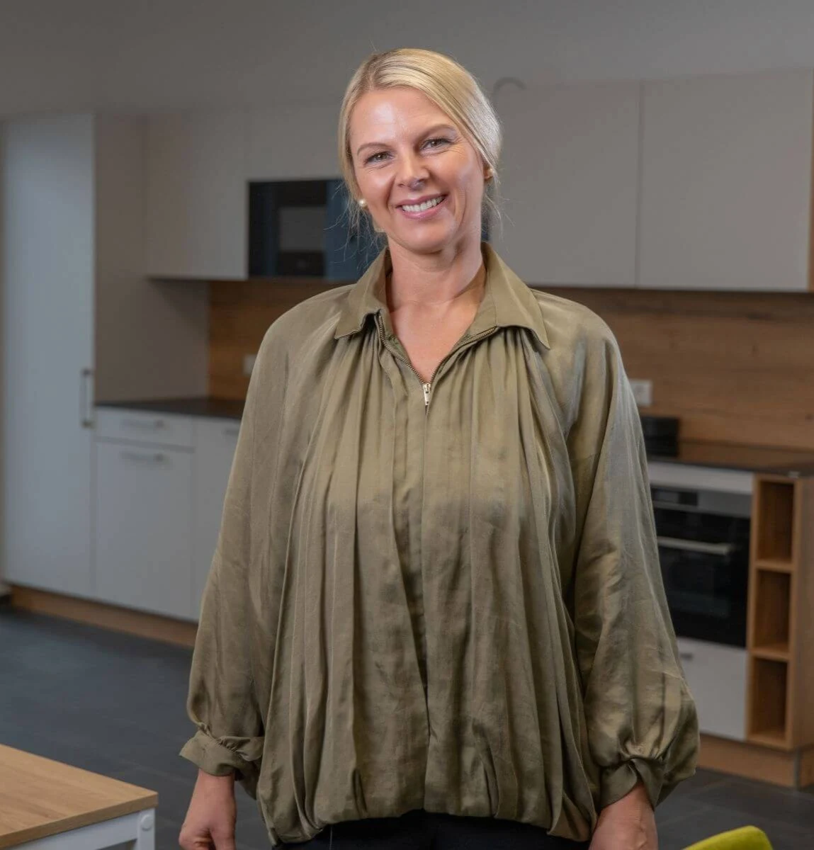 eine person in einer küche