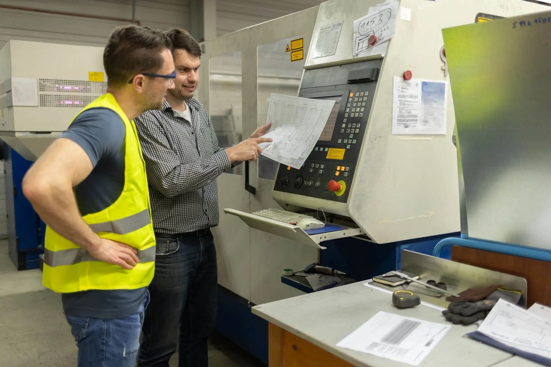 2 personen vor einem technischen gerät