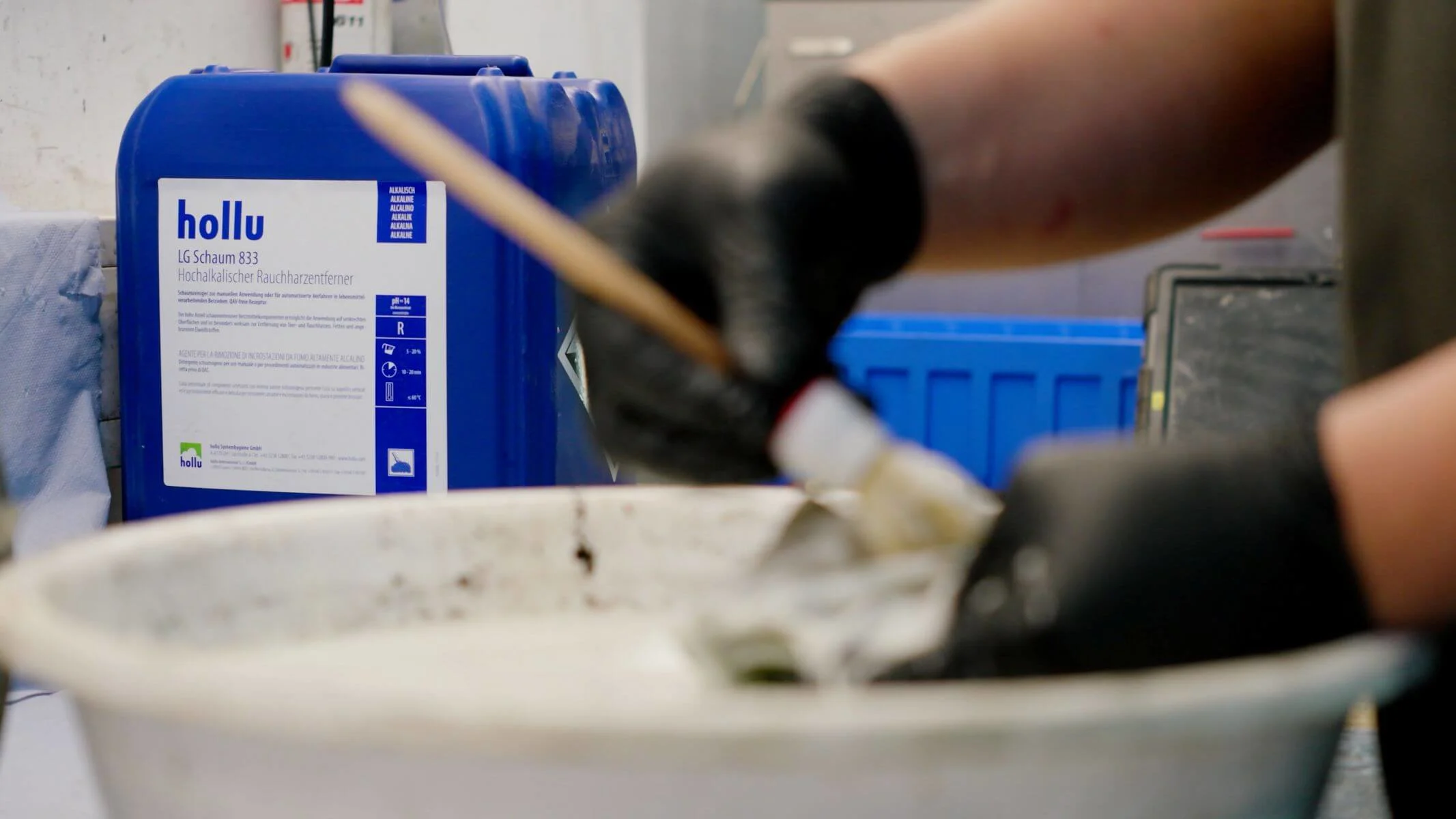 ein blauer kanister mit der aufschrift 