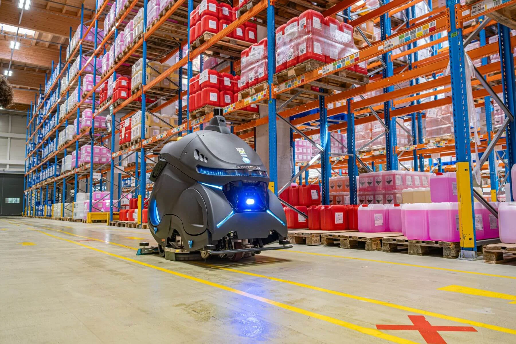 ein roboter in einer industriehalle