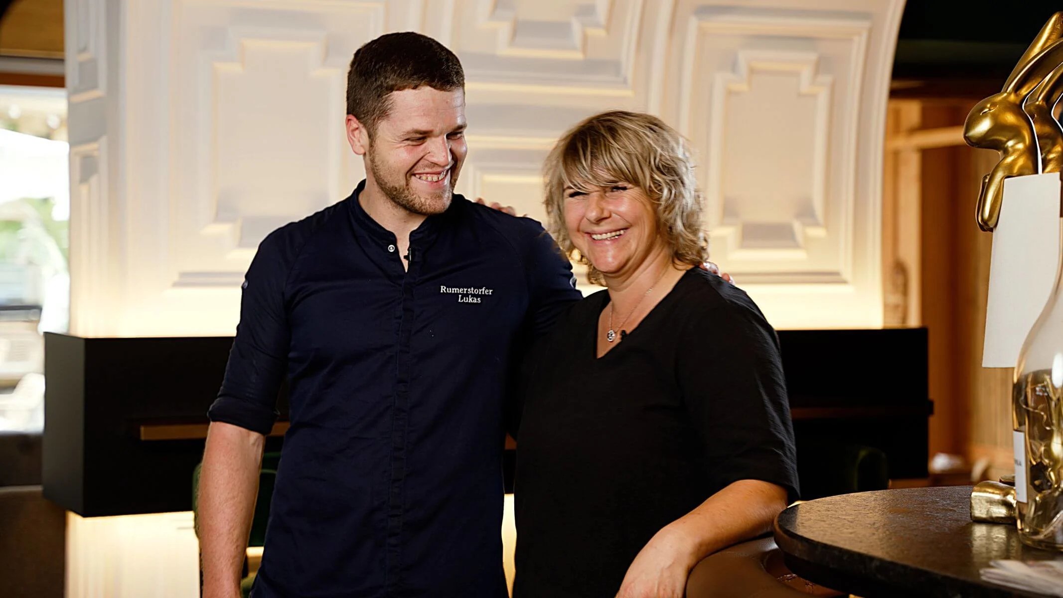 2 personen in schwarz lachen