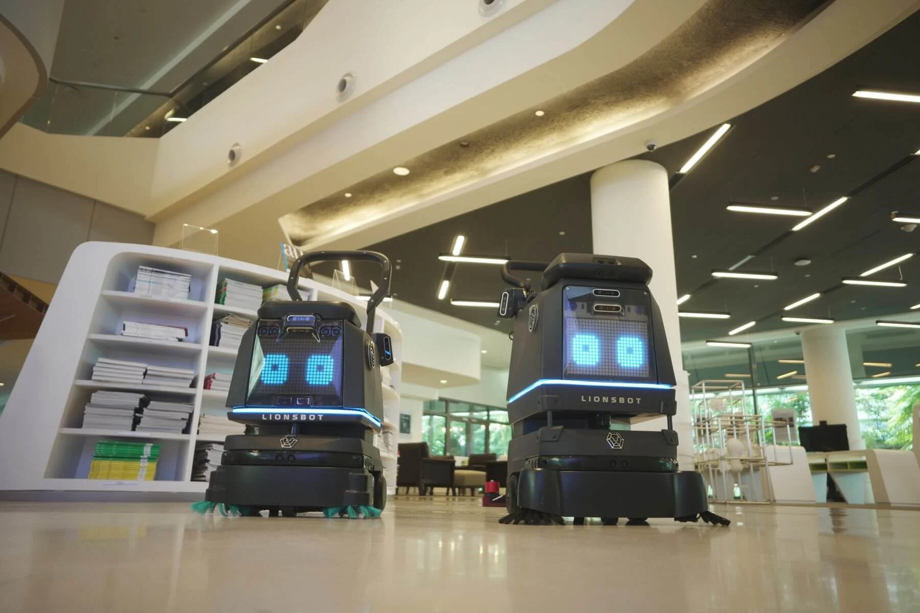 zwei b2b reinigungsroboter in einem geschäft