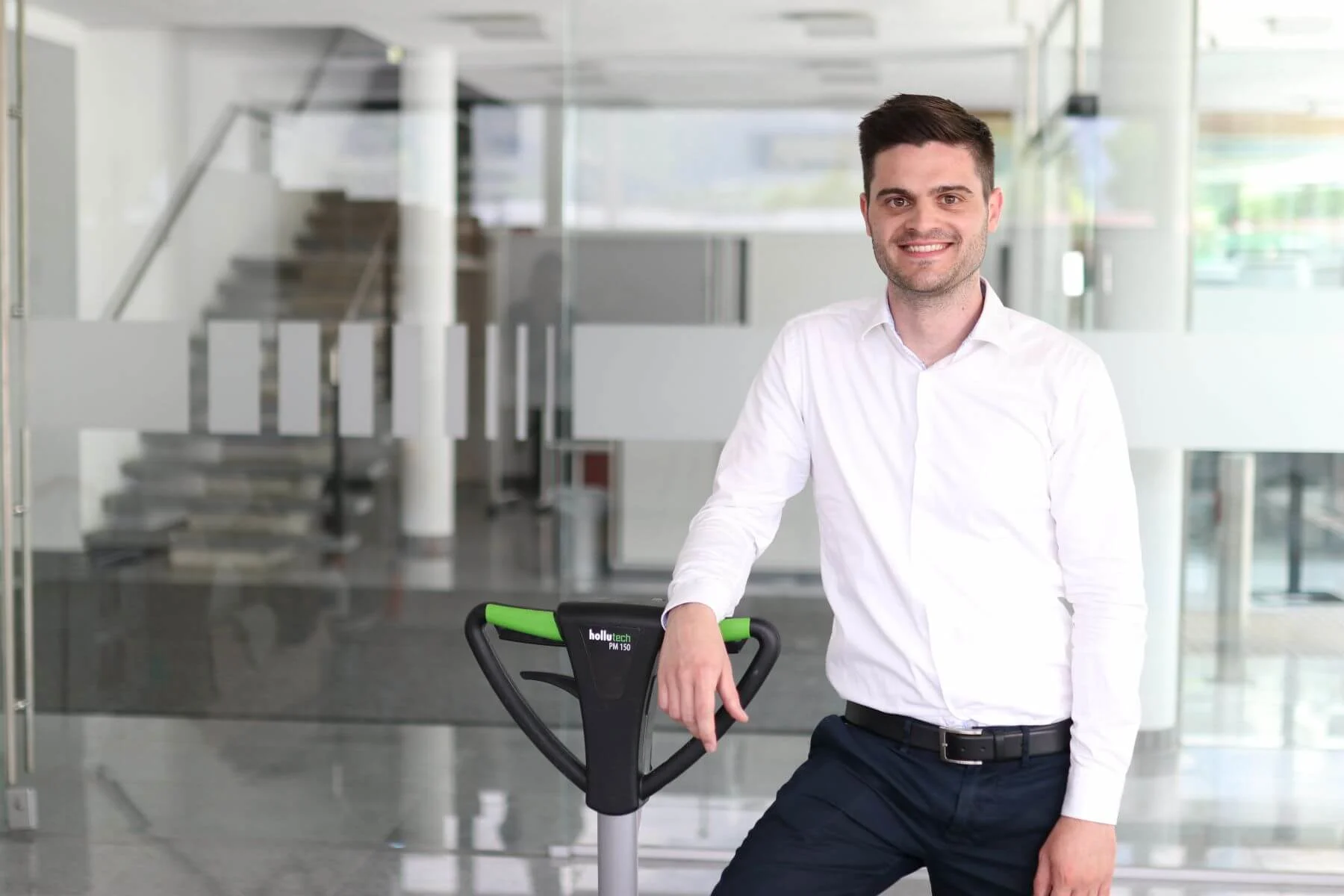 Eine Person in einem Stiegenhaus