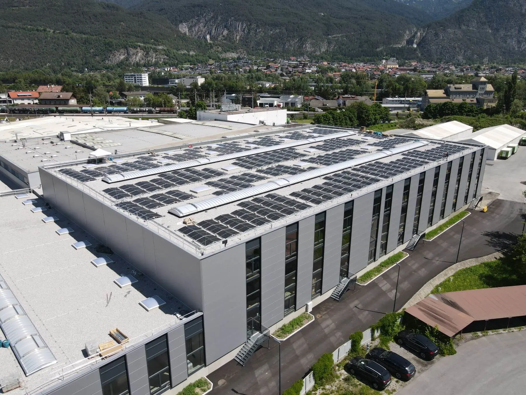 ein industriegebäude mit photovoltaik am dach