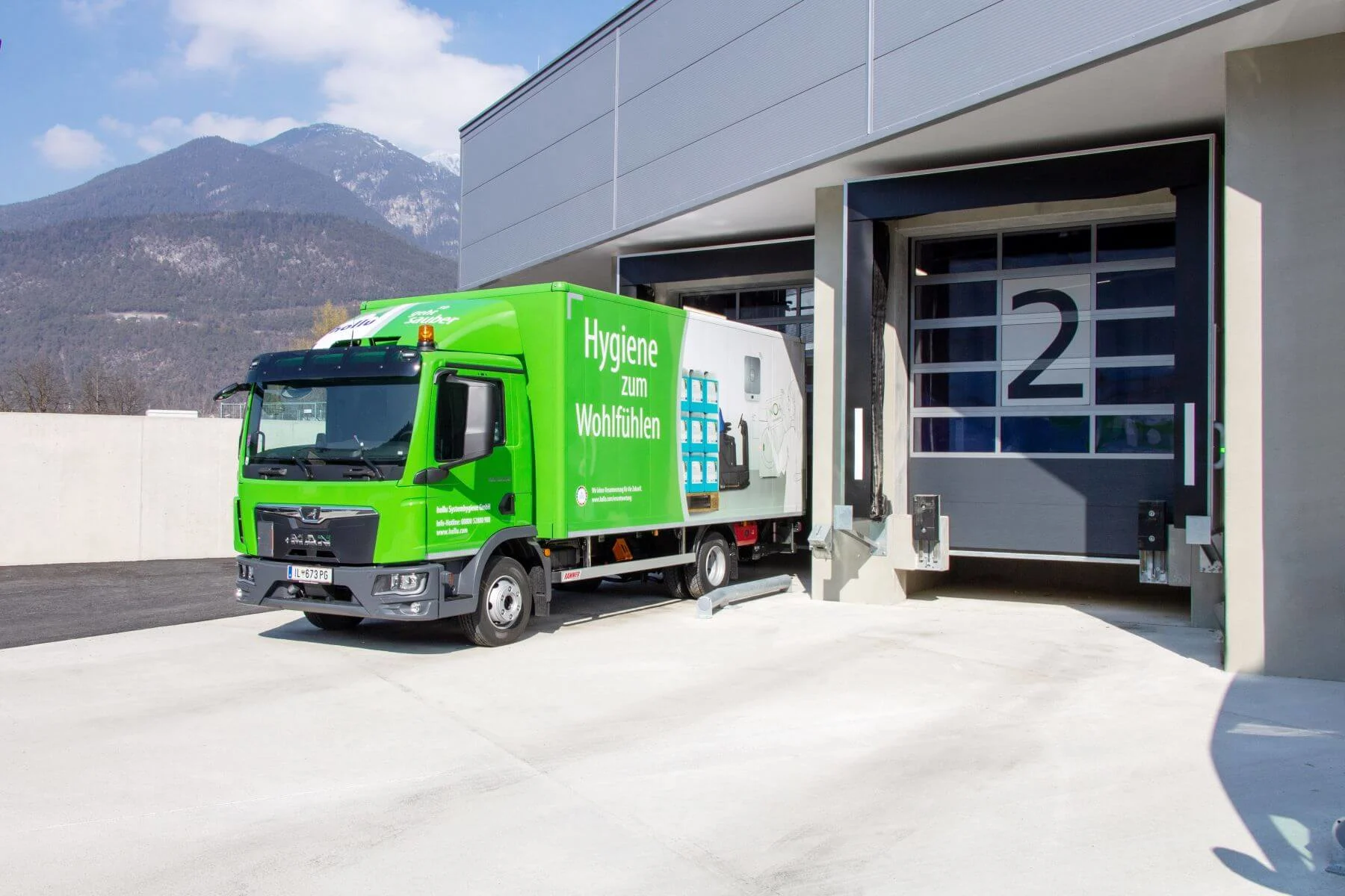 ein lkw an einer laderampe