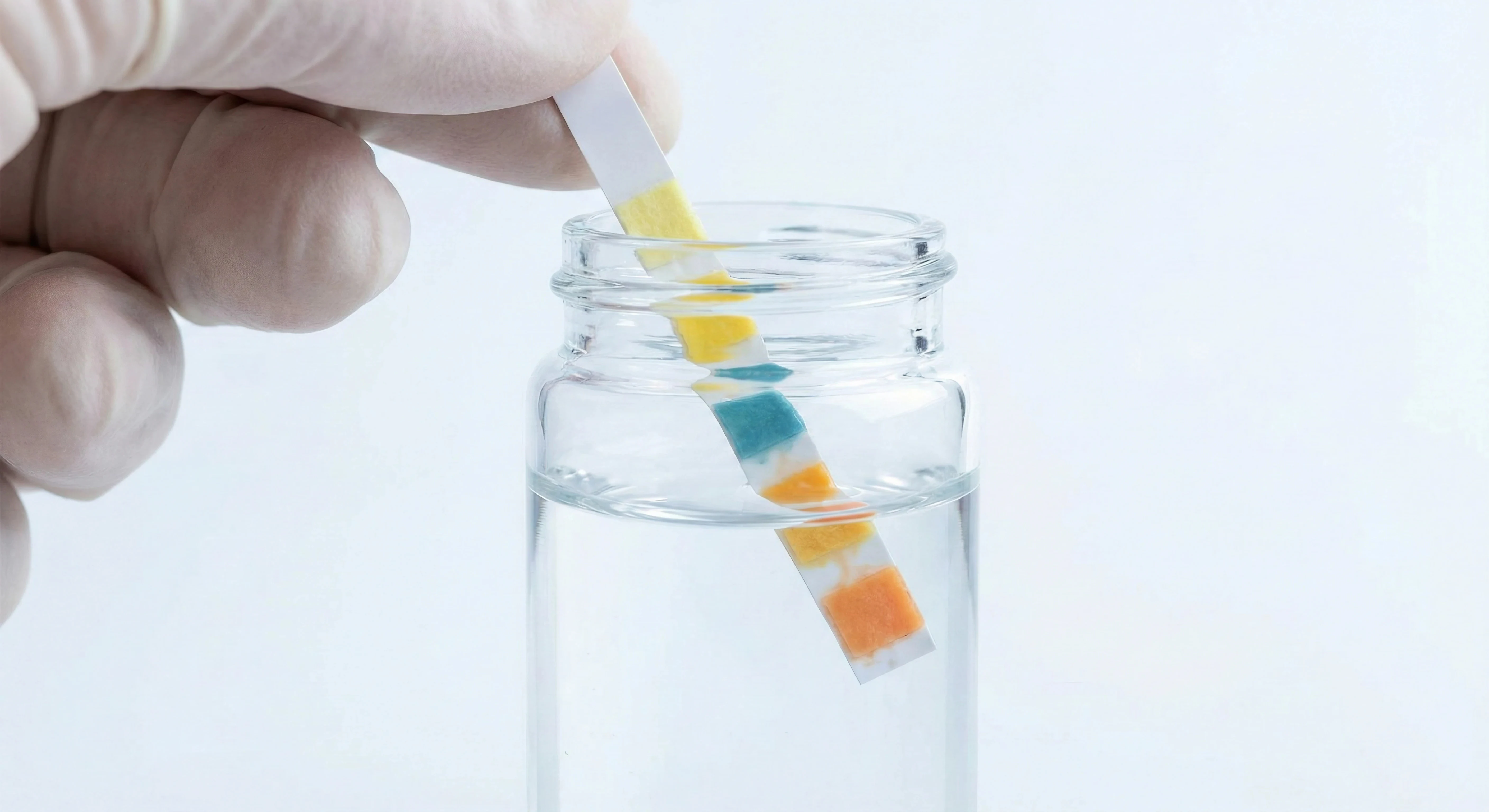 Wassertest leicht gemacht: Mit einem Teststreifen lässt sich die Wasserhärte schnell bestimmen – für optimale Reinigung und besseren Schutz vor Kalk.