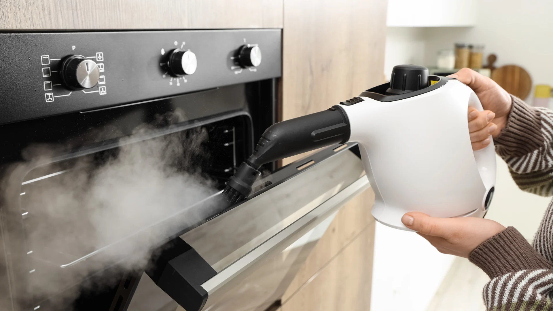 Hygienische Reinigung im Backofen: Dampfreinigung löst eingebrannte Rückstände effektiv und ganz ohne aggressive Chemie.