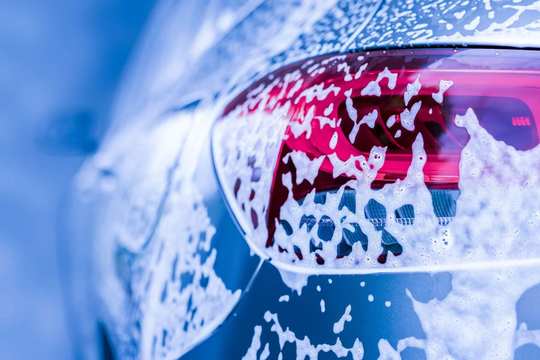 ein hecklicht eines autos mit schaum