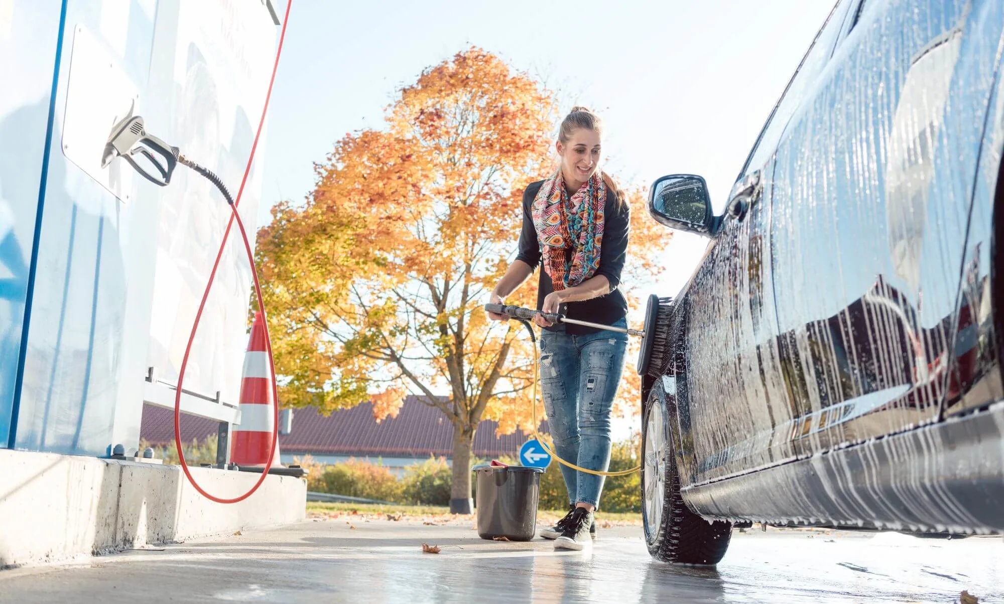 eine person an einer auto waschanlage