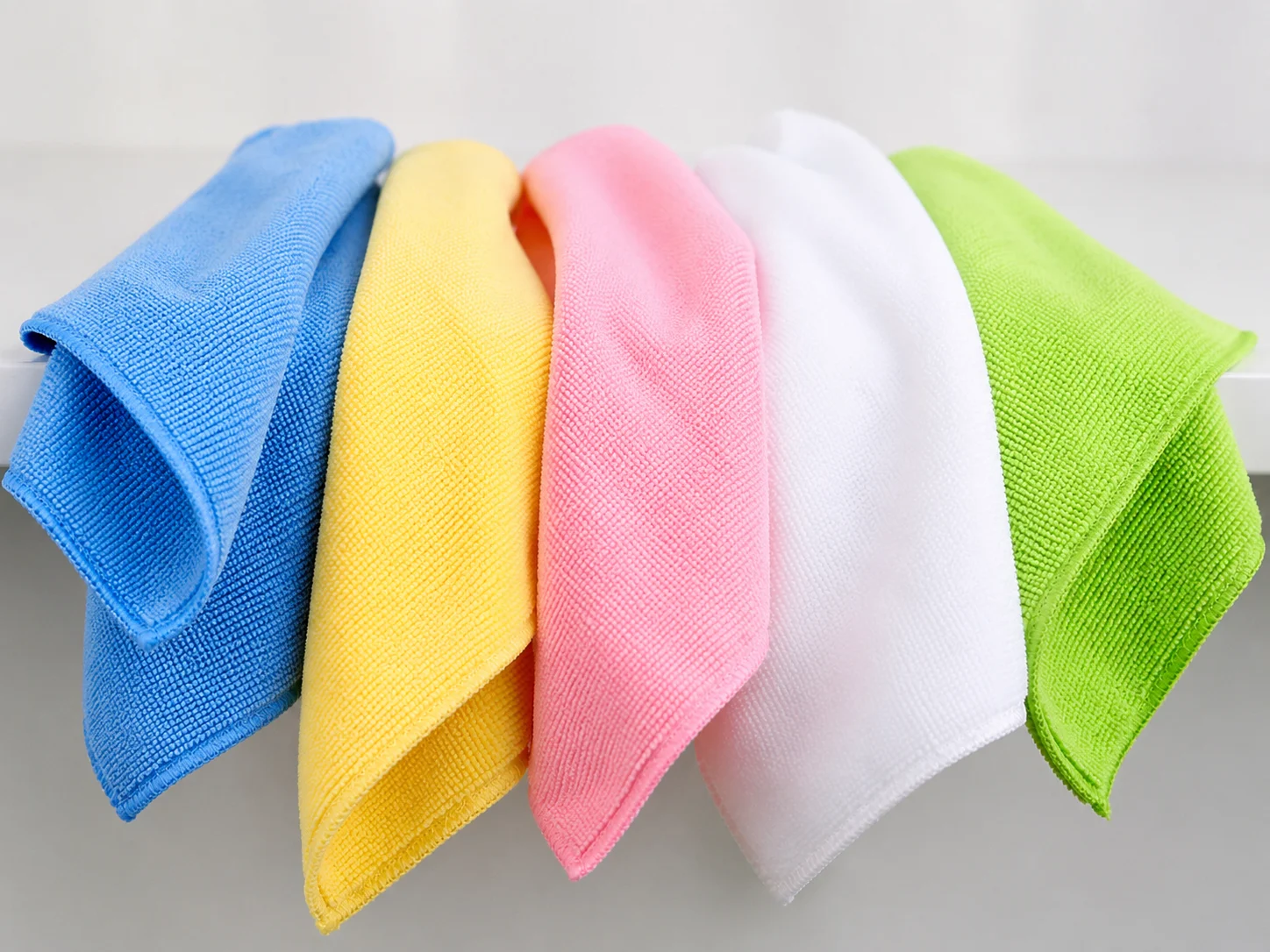 Mikrofasertücher in blau, gelb, rosa, weiß, grün