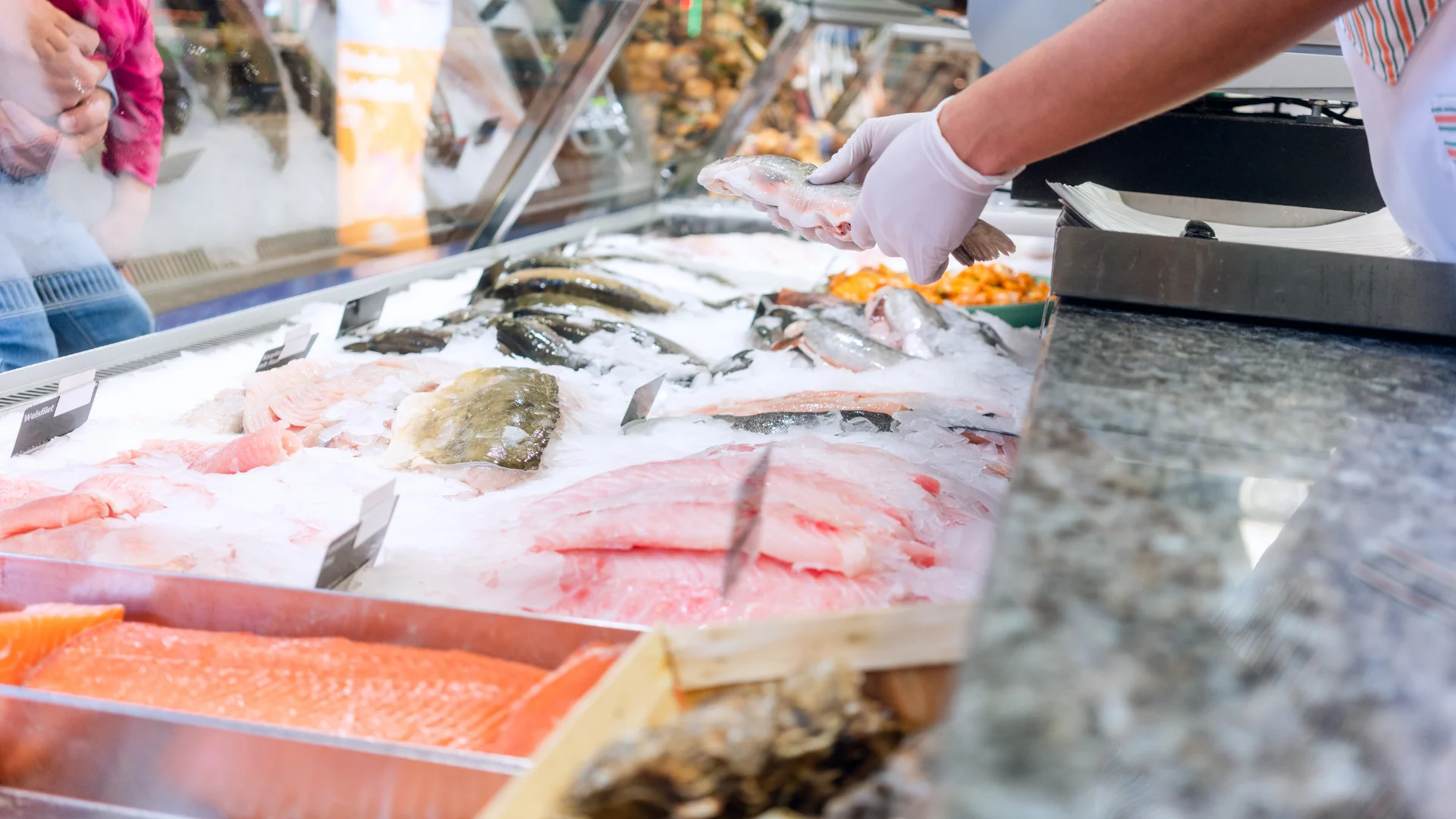 Eine Fischtheke in einem Supermarkt