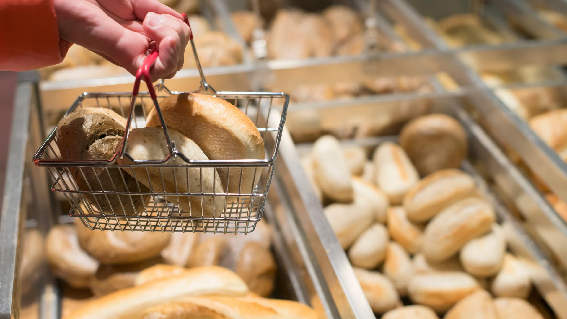 Ein Korb mit Brötchen vor Brötchen