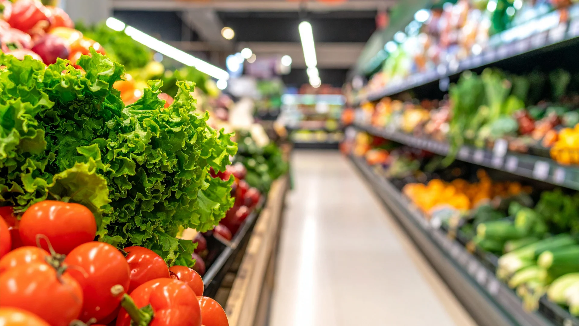 Ein Obst- und Gemüsebereich in einem Supermarkt