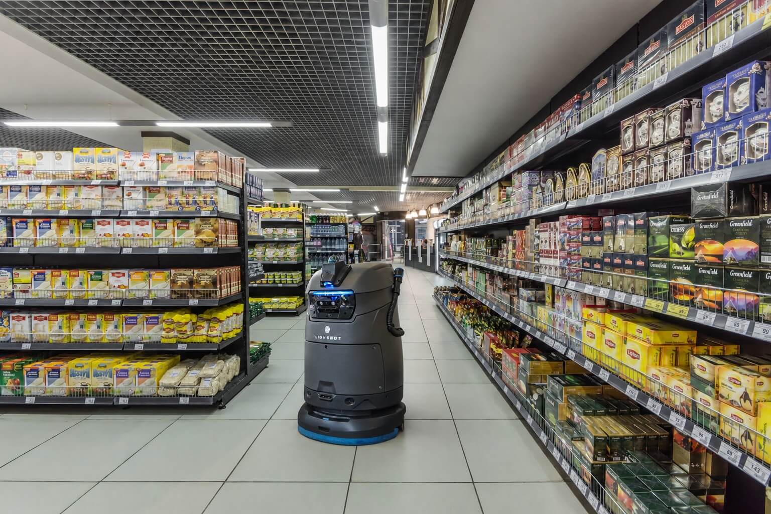 Ein Reinigungsroboter in einem Supermarkt
