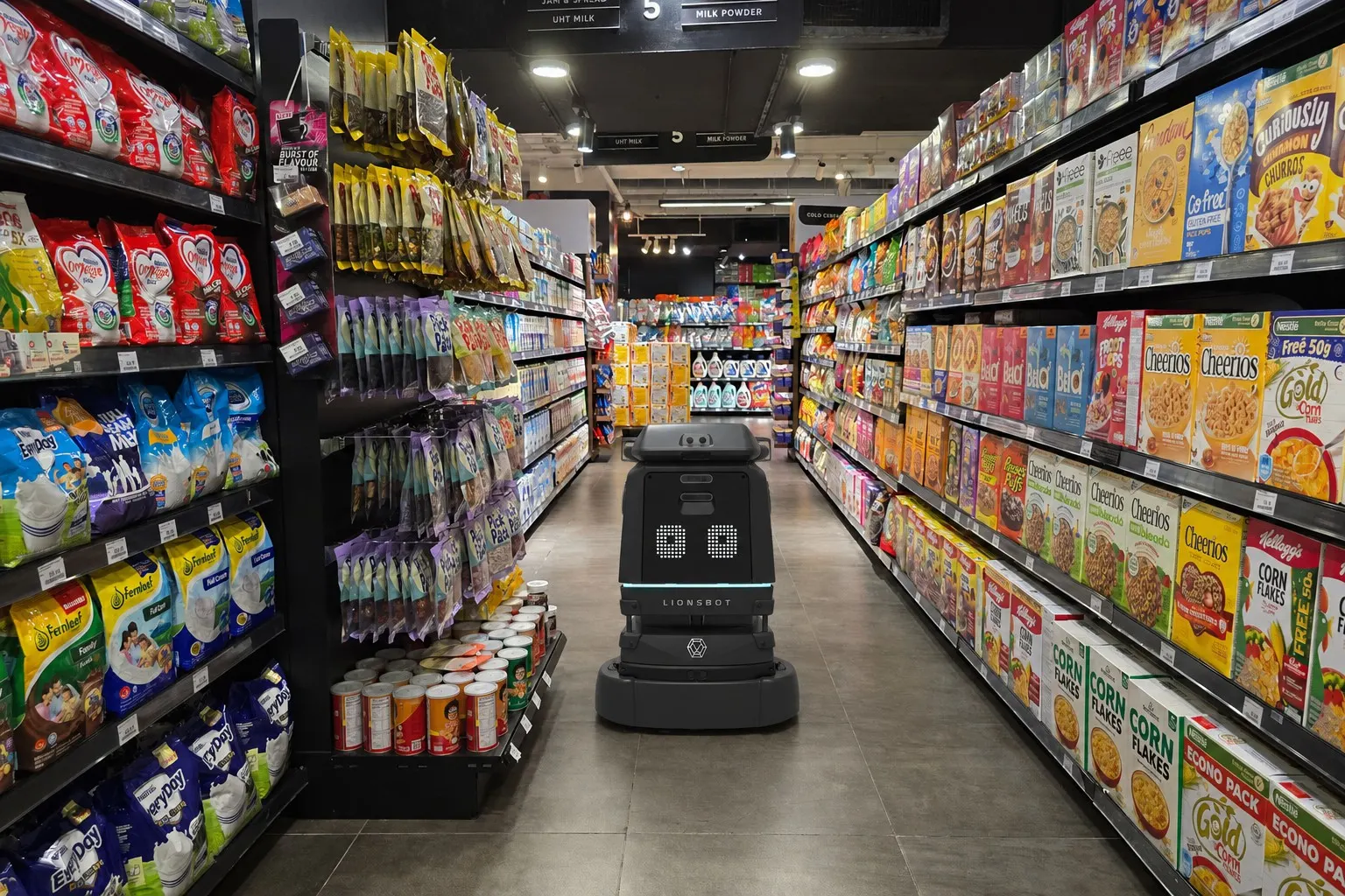 Ein Reinigungsroboter in einem Supermarkt.