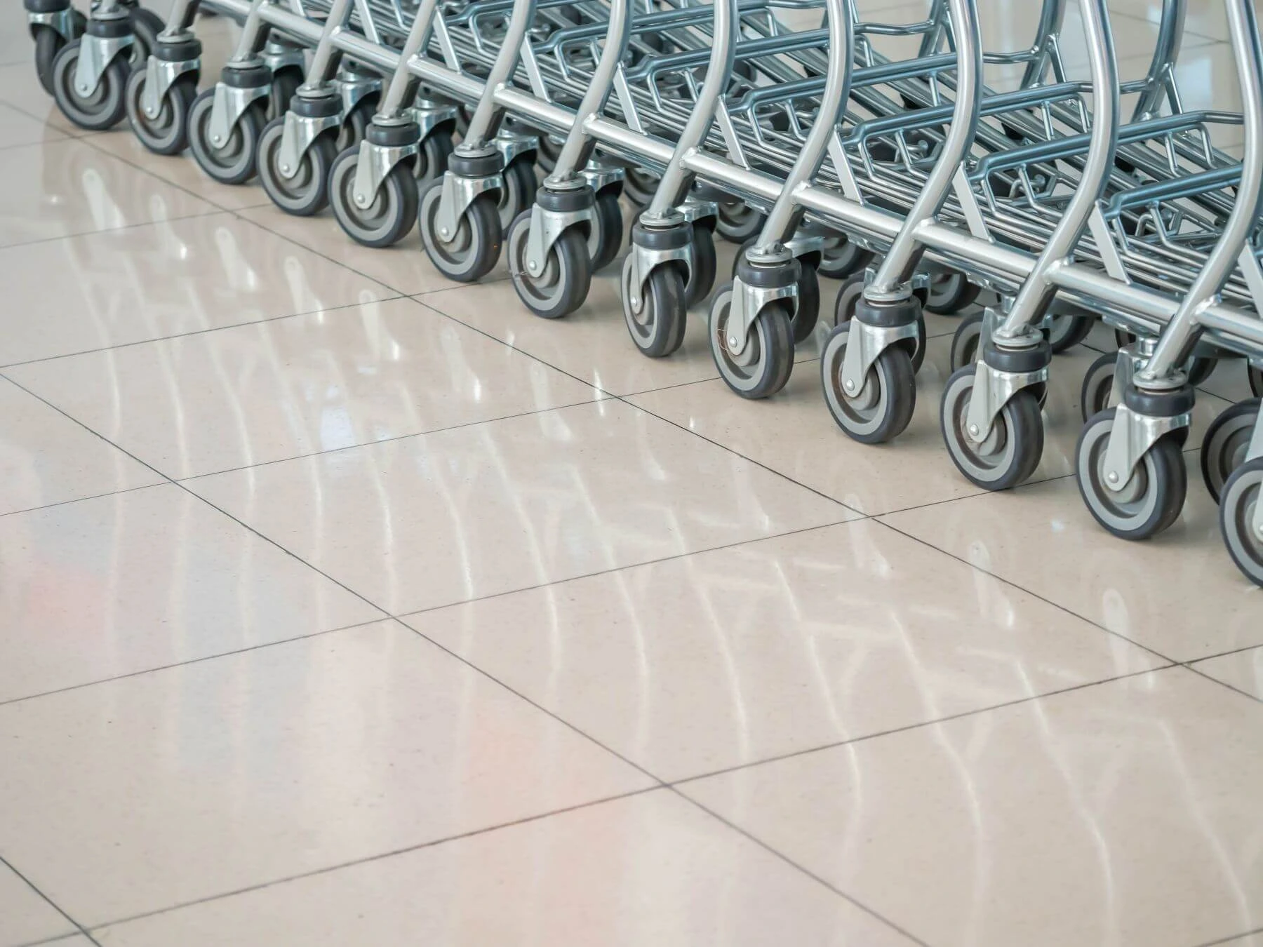 Ein Supermarkt mit Bodenfliesen