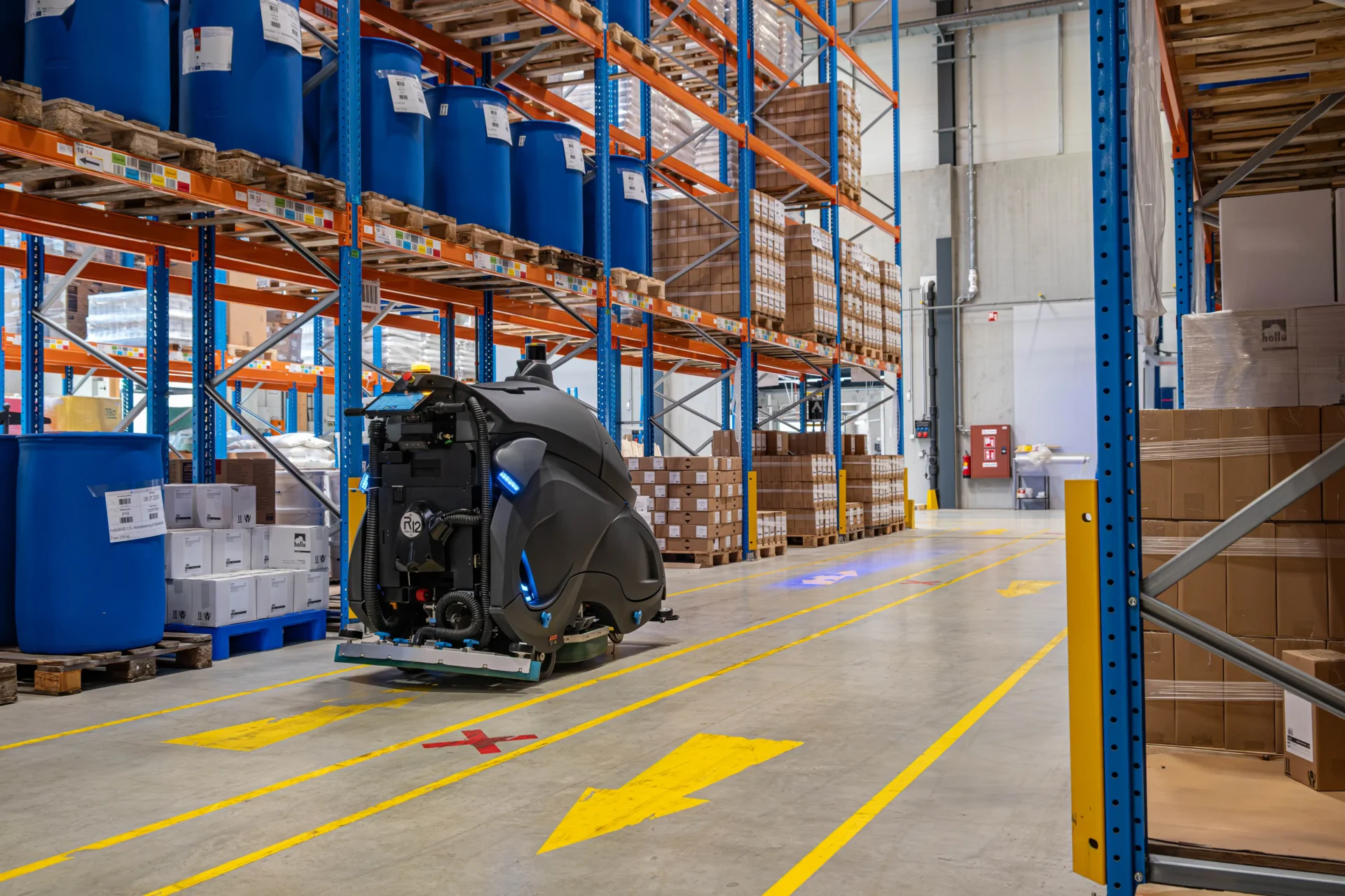 Reinigungsroboter übernehmen die Bodenreinigung in der Lagerhalle effizient und selbstständig.